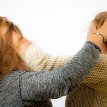 Младежи нападнаха и биха момиче в Софийско съобщиха от полицията На 17 октомври