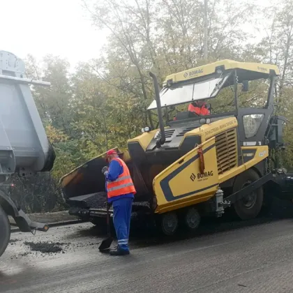 Започна полагането на нов асфалт в участъка между селата Радомирци