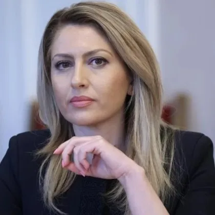 Рая Назарян сяда на председателския стол на Киселова Рая Назарян сяда на председателския стол на Киселова