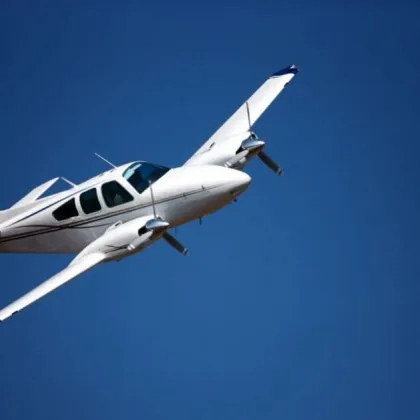 Малък самолет с 11 души на борда се разби в