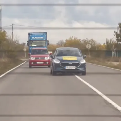 Шофьорка криволичи и говори по телефона по път в Старозагорско ВИДЕО Шофьорка криволичи и говори по телефона по път в Старозагорско ВИДЕО