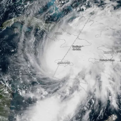 Ураганът Мелиса достига сушата на Ямайка с катастрофални ветрове