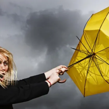 Силни ветрове и дъжд минаха през Ямайка докато ураганът Мелиса