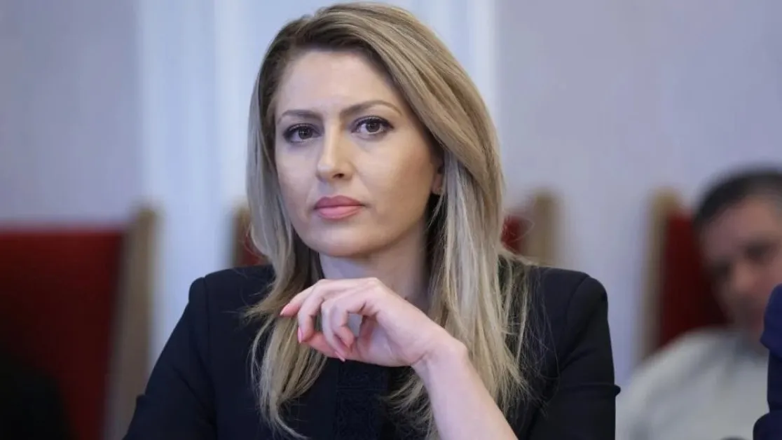 Рая Назарян сяда на председателския стол на Киселова