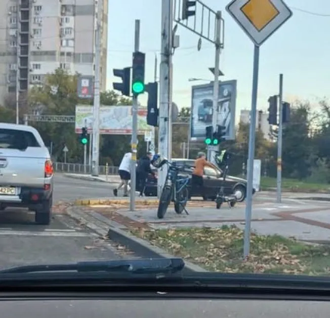 Шофьор аварира на оживено кръстовище, младежи не разочароваха СНИМКИ