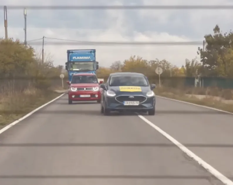 Шофьорка криволичи и говори по телефона по път в Старозагорско ВИДЕО