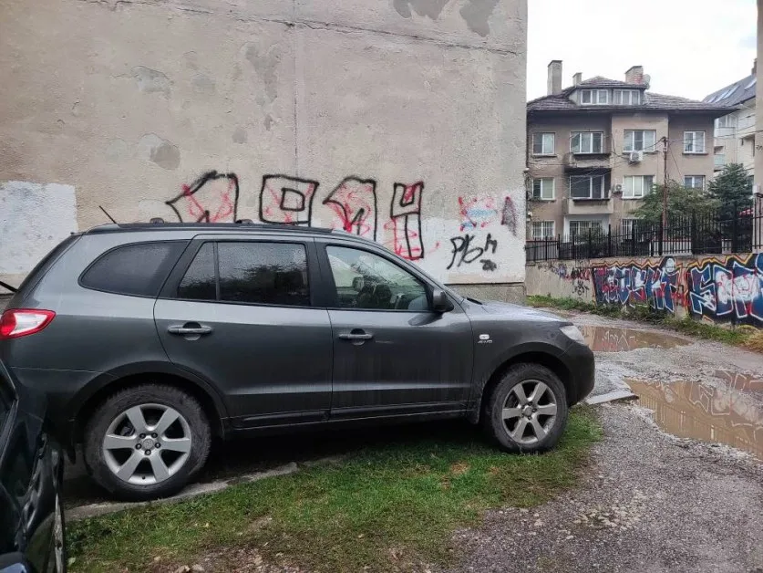 Столичани негодуват: Още малко ще паркира във входа СНИМКИ