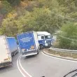 Тир блокира Прохода на Републиката – движението в едната лента Тир блокира Прохода на Републиката – движението в едната лента