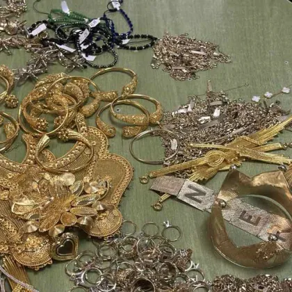 Златни накити за 223 475 лева укрити в кисело мляко