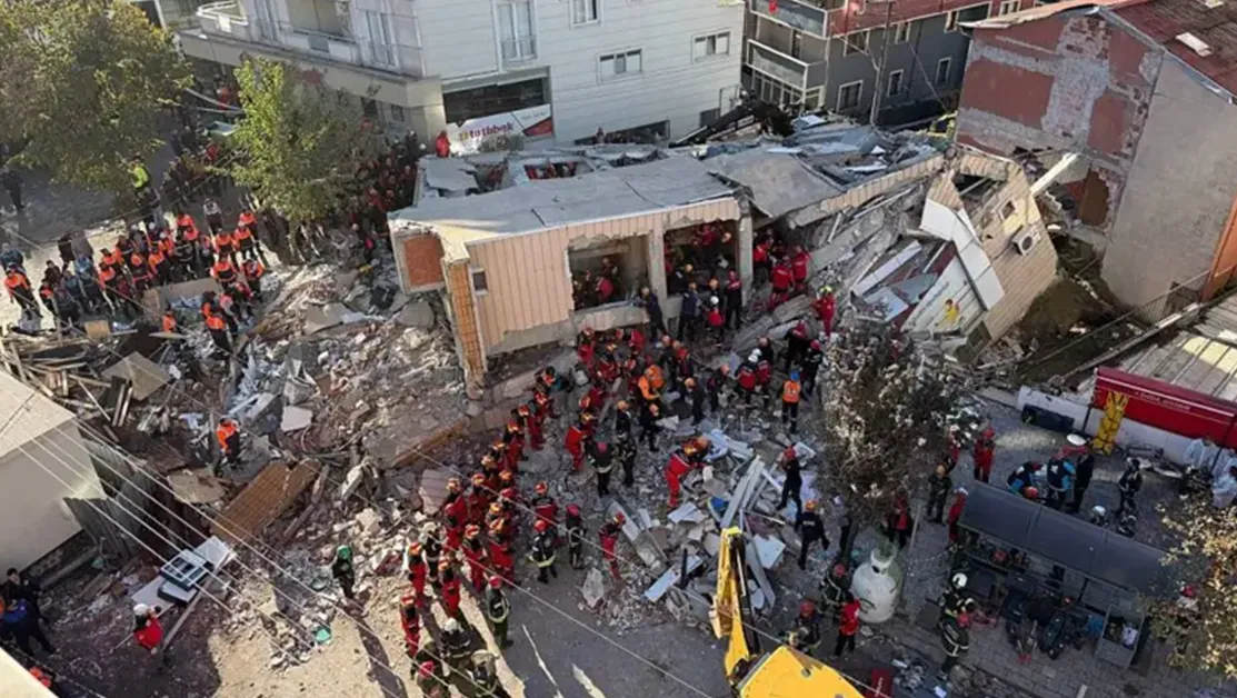 Петчленно семейство е затрупано под рухналата сграда край Истанбул