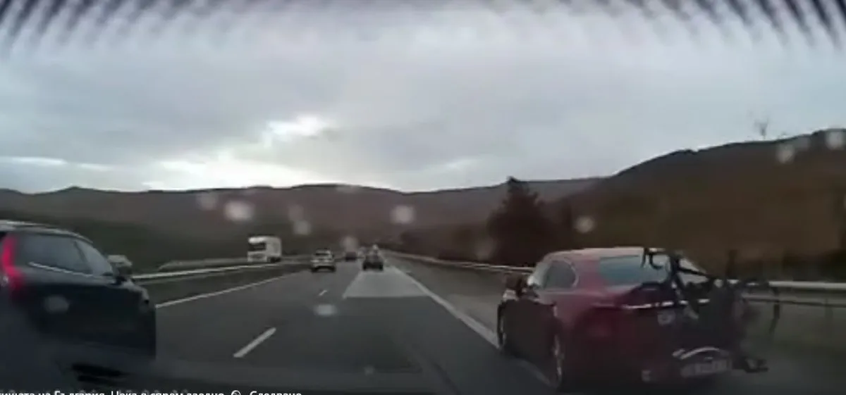 Правила ли? Бързак изпреварва през аварийната на АМ Тракия ВИДЕО