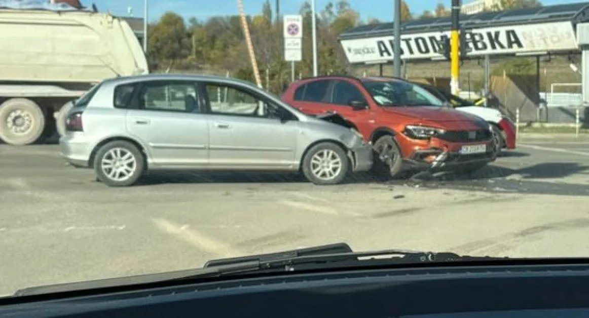 Две коли се сблъскаха, щетите са сериозни СНИМКИ