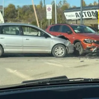 Две коли се сблъскаха, щетите са сериозни СНИМКИ