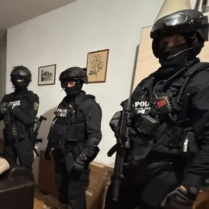 Шестима души задържани при спецакция в Перник съобщиха от полицията Акцията е