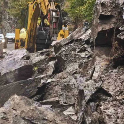 Срутище отново блокира движението по пътя Смолян Девин В