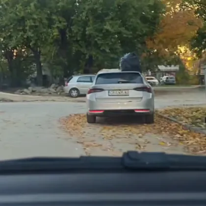 Паркирана кола получи „мръсно" предупреждение Паркирана кола получи „мръсно" предупреждение