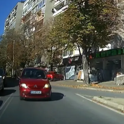 Шофьорка обърка платната, намърда се в насрещното Шофьорка обърка платната, намърда се в насрещното