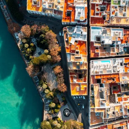 Испанският град къпан в слънце и наслаждаващ се на зимни