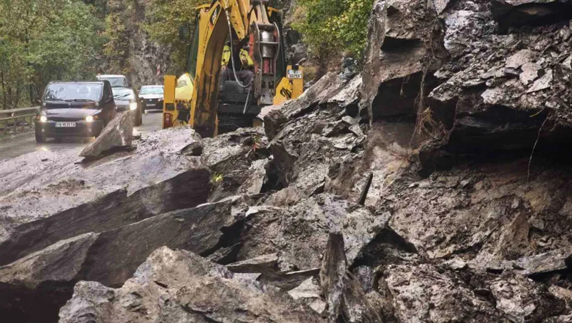 Паднала скална маса блокира движението по пътя Смолян - Девин