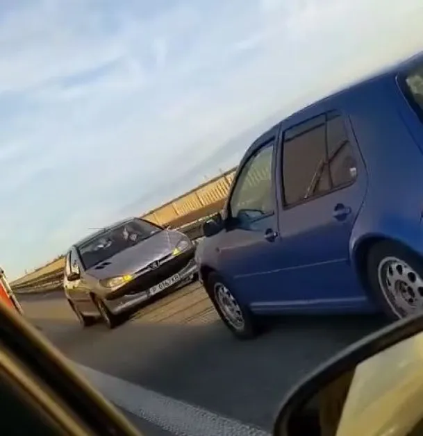 Голф подкара в аварийната, попадна на движещ се срещу него автомобил ВИДЕО