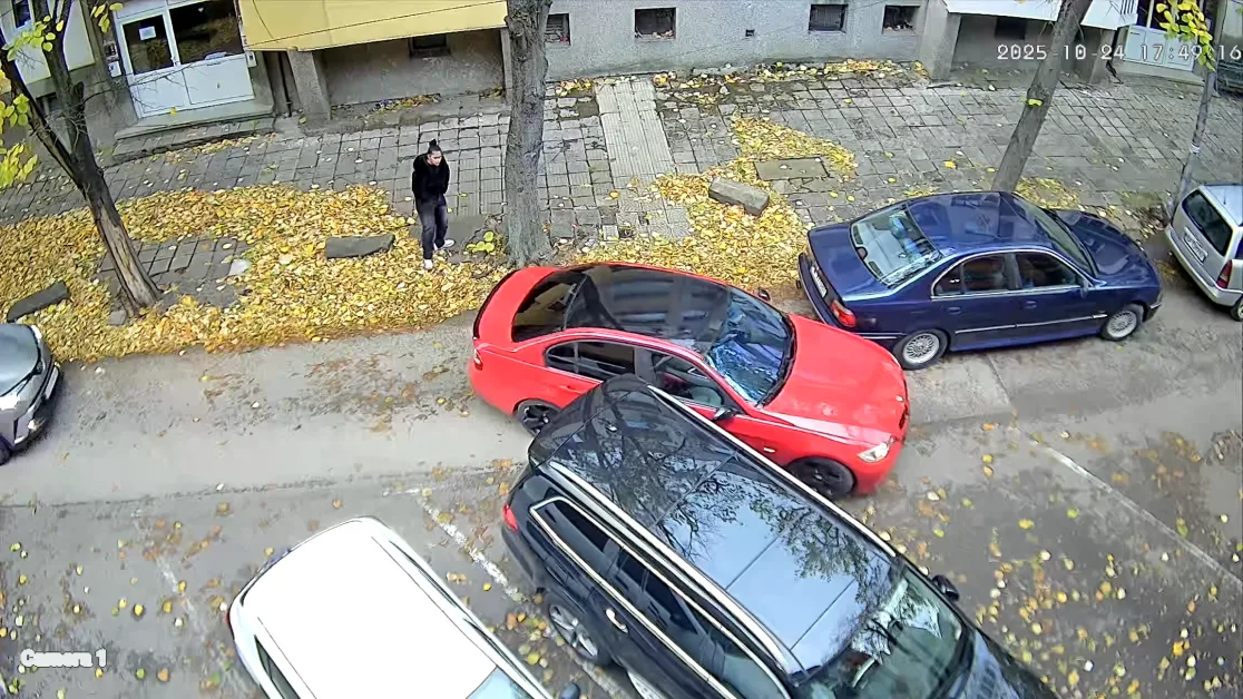 Грешно паркиран автомобил запуши улица във Враца, причини ад за шофьорите ВИДЕО