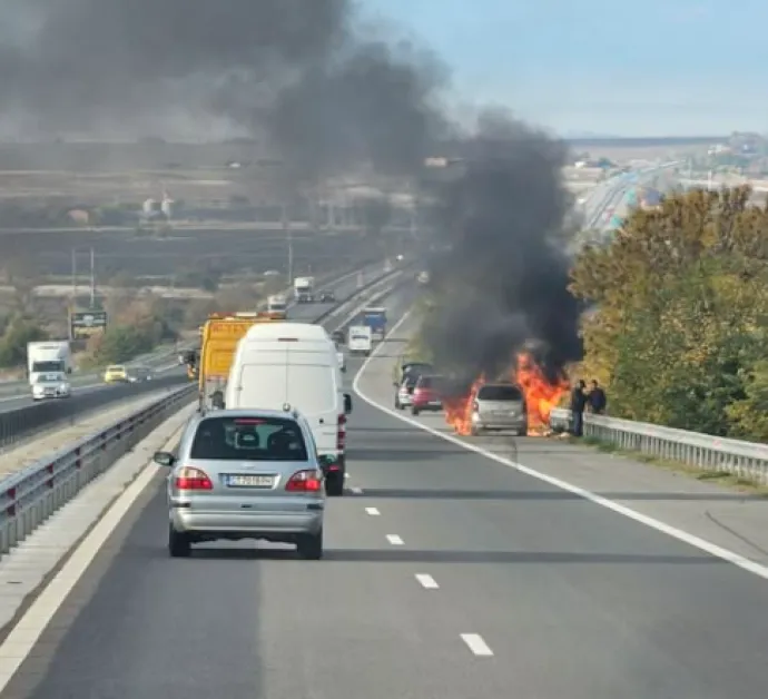 Кола гори на "Тракия" СНИМКА