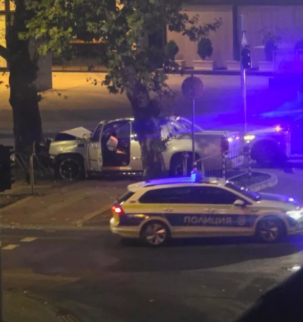 Кола се вряза в дърво в Пловдив СНИМКИ