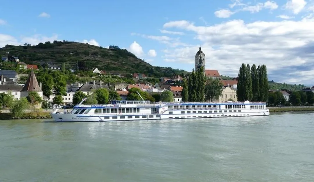 Круизен  кораб заседна в Дунав, на борда има над 230 души