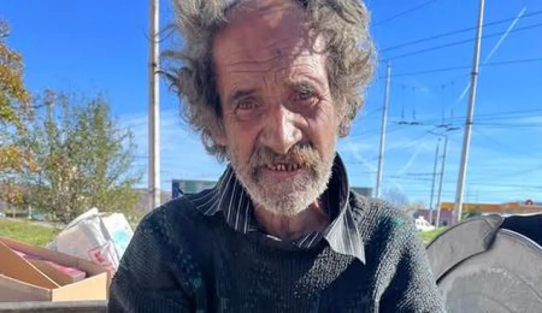 Мъж с деформирана ръка обикаля по кофите, за да оцелее СНИМКА