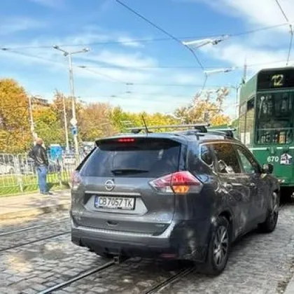 Челно! Сива кола "предизвика" трамвай в София СНИМКА Челно! Сива кола "предизвика" трамвай в София СНИМКА