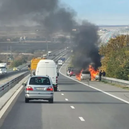 Лек автомобил е избухнал в пламъци на АМ Тракия Инцидентът