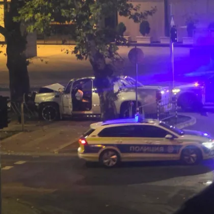 Кола се вряза в дърво в Пловдив СНИМКА Кола се вряза в дърво в Пловдив СНИМКА