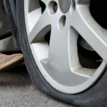 Майка с бебе изпадна в беда на пътя, десетки подминаха Майка с бебе изпадна в беда на пътя, десетки подминаха