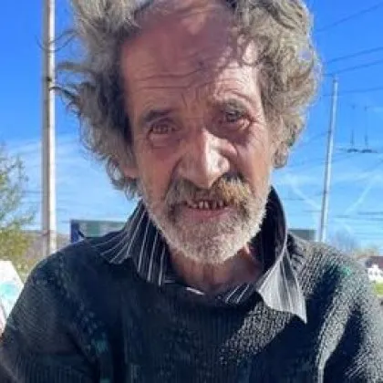 Мъж с деформирана ръка рови из кофите, за да оцелее СНИМКА Мъж с деформирана ръка рови из кофите, за да оцелее СНИМКА