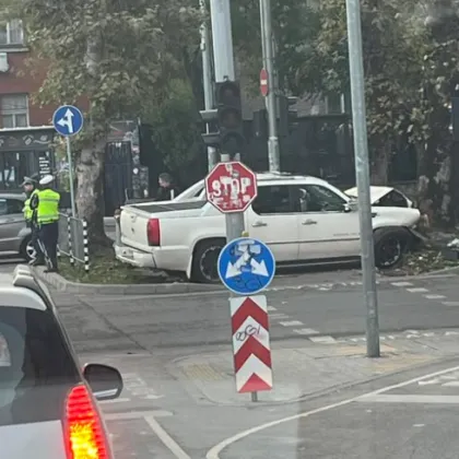 Шофьор е задържан след предизвиканата катастрофа с материални щети днес