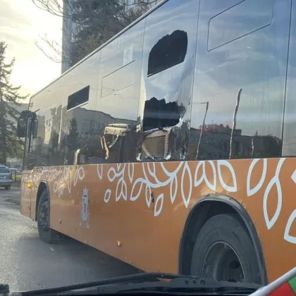 Удар между автобус на градския транспорт и каруца в София СНИМКА Удар между автобус на градския транспорт и каруца в София СНИМКА