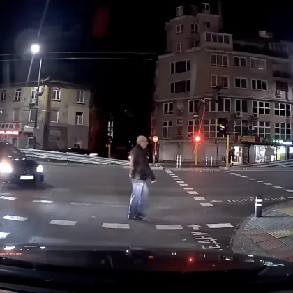 Водач бе спасен от бързите реакции на шофьор на тролей ВИДЕО Водач бе спасен от бързите реакции на шофьор на тролей ВИДЕО