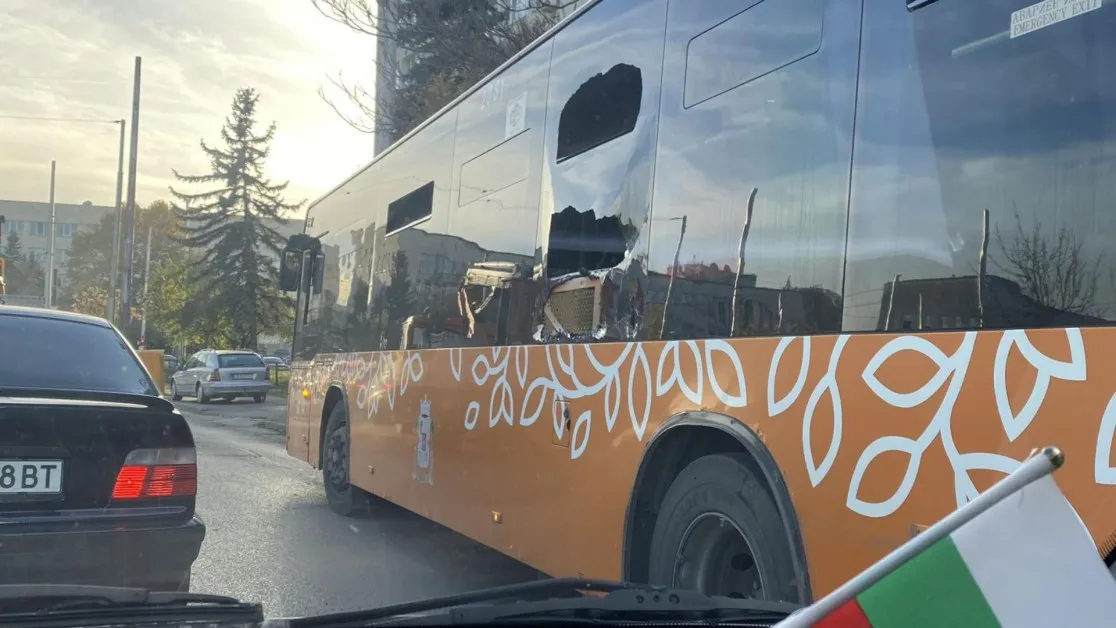Удар между автобус на градския транспорт и каруца в София СНИМКА