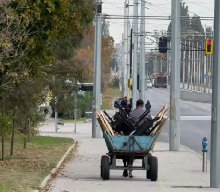 Забрана ли? Каруца подкара по тротоара в София СНИМКИ