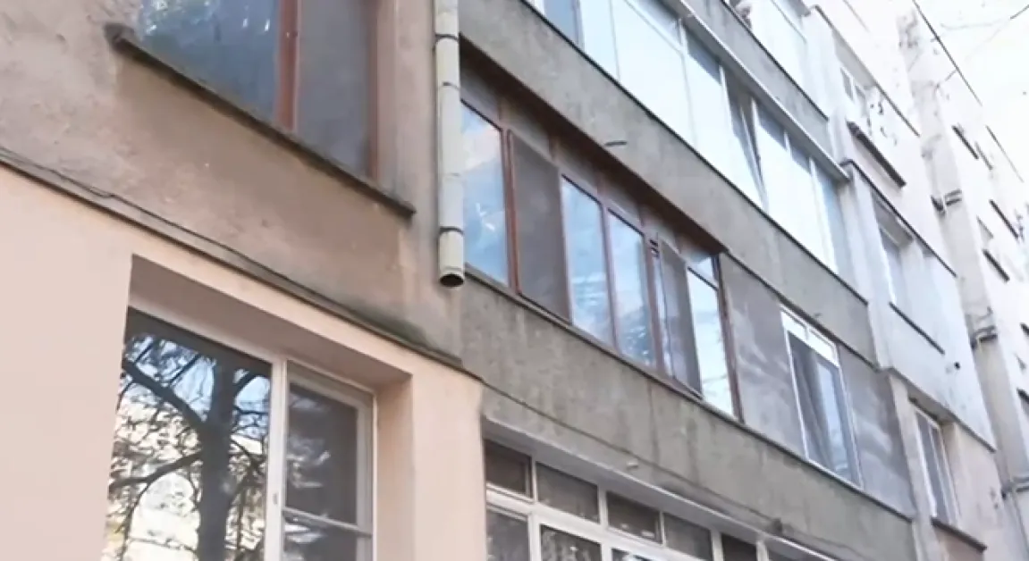 Жители на блок в Монтана живеят в ад заради десетки животни в апартамент