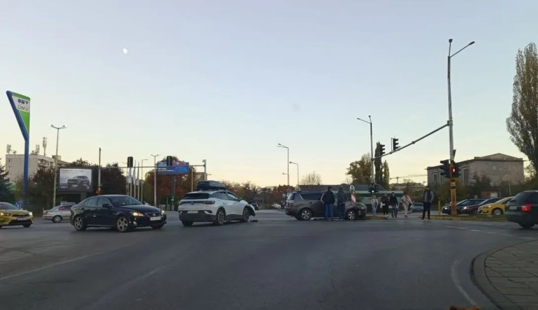 Две коли се сблъскаха в София, има щети СНИМКИ