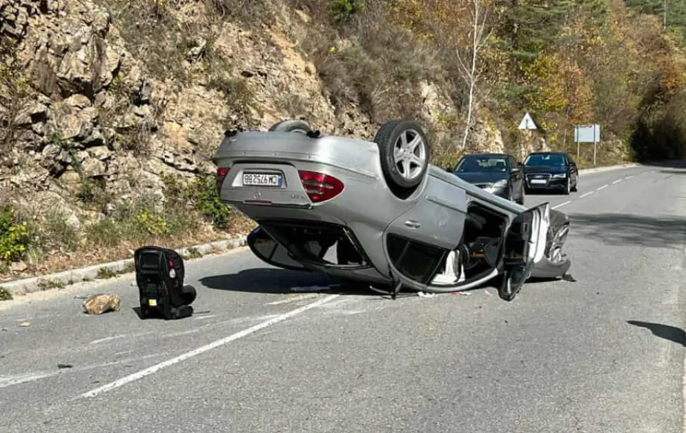 Кола се обърна по таван в Смолянско СНИМКА