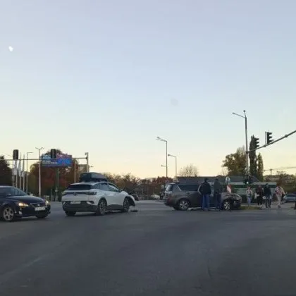 Две коли се сблъскаха в София, има щети СНИМКИ