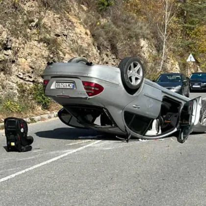 Кола се обърна по таван в Смолянско СНИМКА Кола се обърна по таван в Смолянско СНИМКА