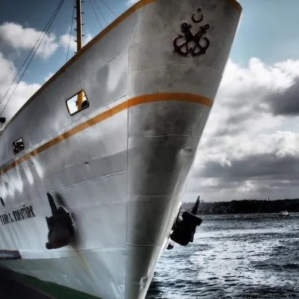 Мистериозен кораб акостира край Бургас, на борда - двама моряци