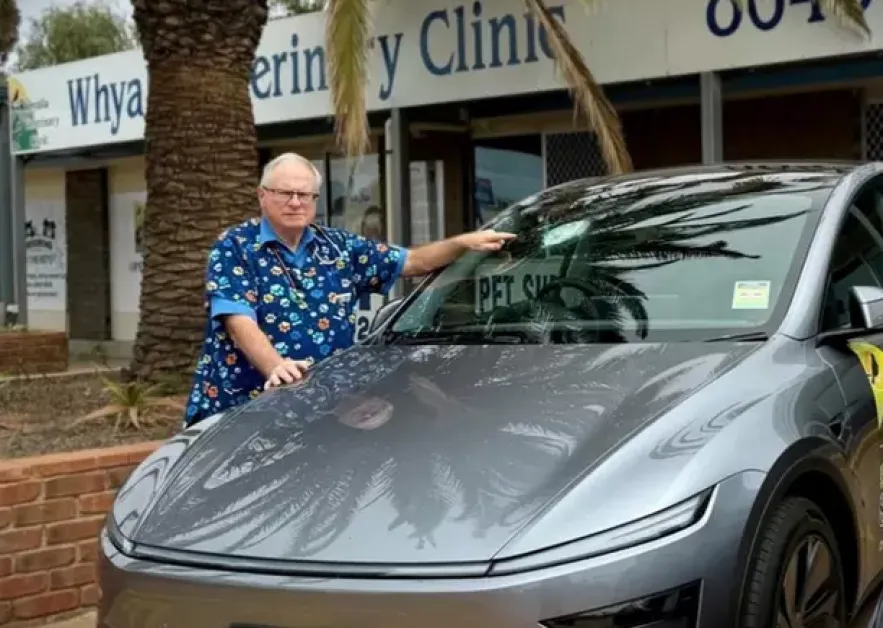 Метеорит уадри чисто нова кола, шофьорът оцеля по чудо