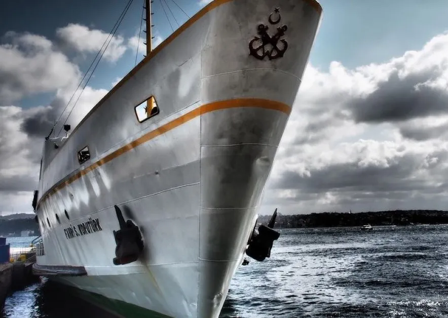 Мистериозен кораб акостира край Бургас, на борда - двама моряци