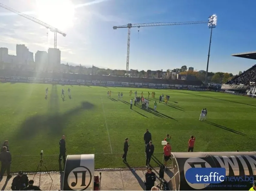 Прекратираха дербито в Пловдив, удариха сериозно вратар