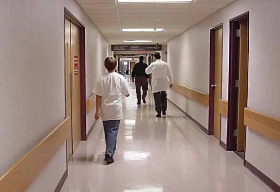 Санкционират болница заради случая с младежа, който се хвърляше пред коли и след това се самоуби