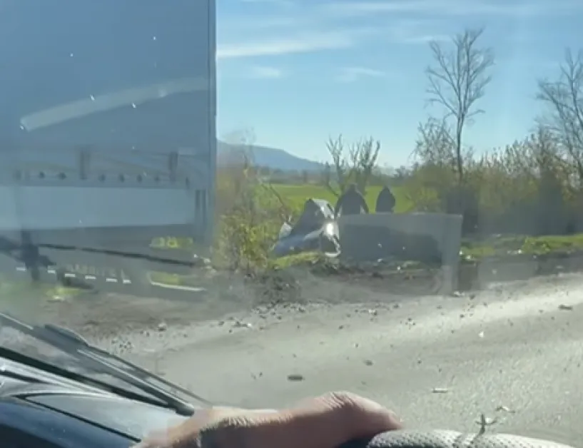 Тежка катастрофа между камион и кола в Търновско, има жертва СНИМКИ